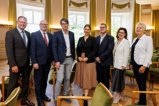 Die Vorsitzende des Hochschulrats, Dr. Elke Topp (r.), und der Vorsitzende der Hochschulwahlversammlung, Prof. Dr. Hinnerk Wißmann (l.), wünschten dem neuen Rektorat viel Erfolg: Matthias Schwarte (2. v. l.), Prof. Dr. Benjamin Risse, Prof. Dr. Susanne Menzel-Riedl, Prof. Dr. Sven Meuth und Prof. Dr. Ulrike Weyland.<address>&copy; Uni MS - Peter Leßmann</address>