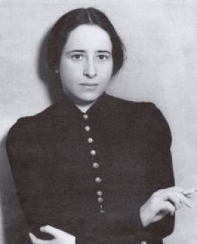 Das Bild zeigt Hannah Arendt (1906 – 1975) - eine der bedeutendsten politischen Theoretikerinnen und Publizistinnen des 20. Jahrhunderts. Sie trägt schwarz, einen Mittelscheitel im dunklen Haar, schaut und die Kamera, während sie eine Zigarette raucht.<address>&copy; Wikimedia Commons/Unknown author</address>