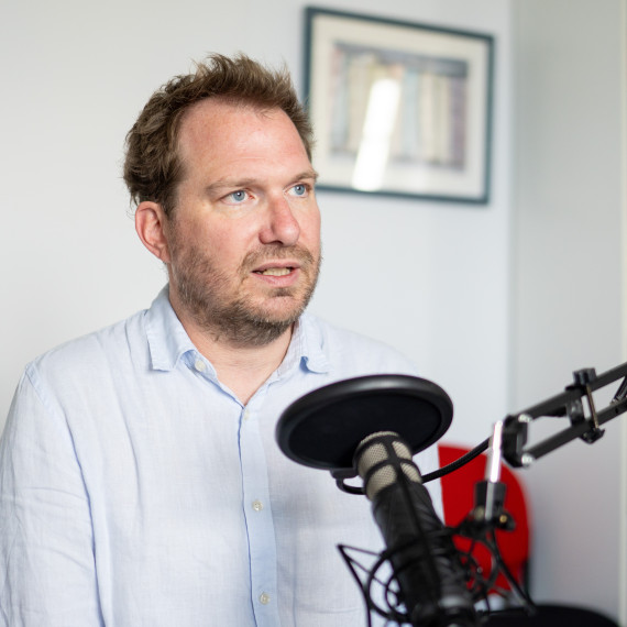 Prof. Dr. Samuel Mössner<address>&copy; Uni MS - Linus Peikenkamp</address>