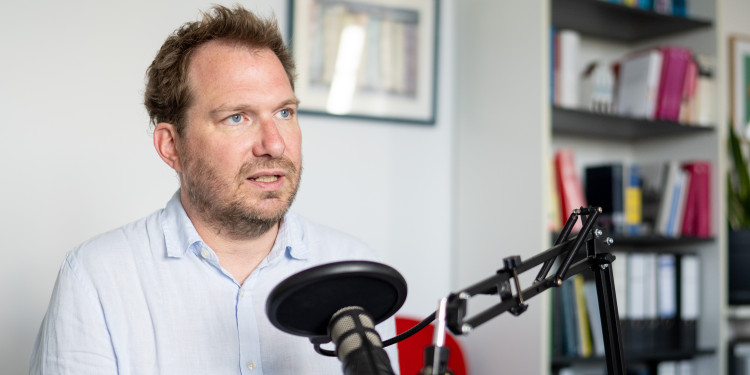 Prof. Dr. Samuel Mössner<address>&copy; Uni MS - Linus Peikenkamp</address>