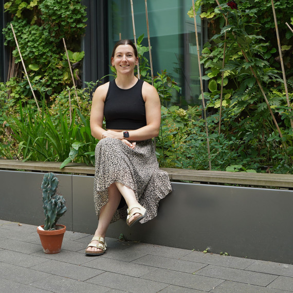 Wiebke Schäfer genießt die sommerlichen Temperaturen im Innenhof des „Multiscale Imaging Centre“.<address>&copy; Uni MS - Kathrin Kottke</address>