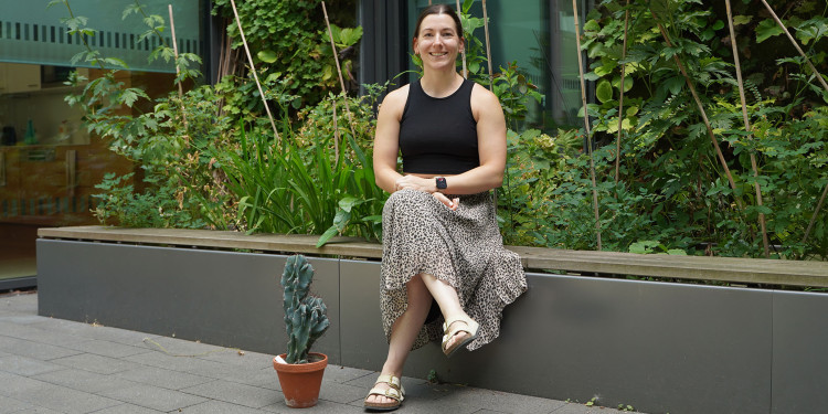 Wiebke Schäfer genießt die sommerlichen Temperaturen im Innenhof des „Multiscale Imaging Centre“.<address>&copy; Uni MS - Kathrin Kottke</address>