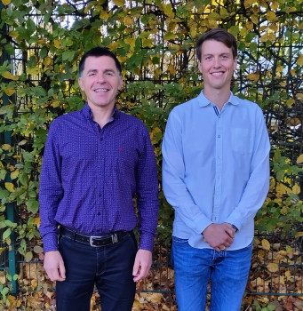 The image shows Nexhmedin Morina (left) and Thole H. Hoppen. They are looking into the camera.<address>&copy; Thole Hoppen</address>