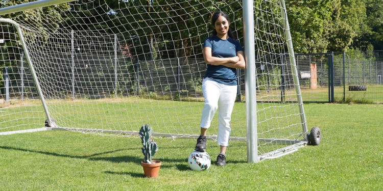 Sandra Ganesh ist regelmäßig auf dem Sportplatz Sentruper Höhe zu finden, um mit Freundinnen und Freunden Fußball zu spielen.<address>&copy; Uni MS - K. Kottke</address>
