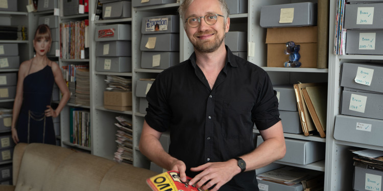 Dr. Philipp Pabst schaut sich eine frühe Ausgabe der „Bravo“ im Pop-Archiv des Germanistischen Instituts an.<address>&copy; Uni MS – Brigitte Heeke</address>