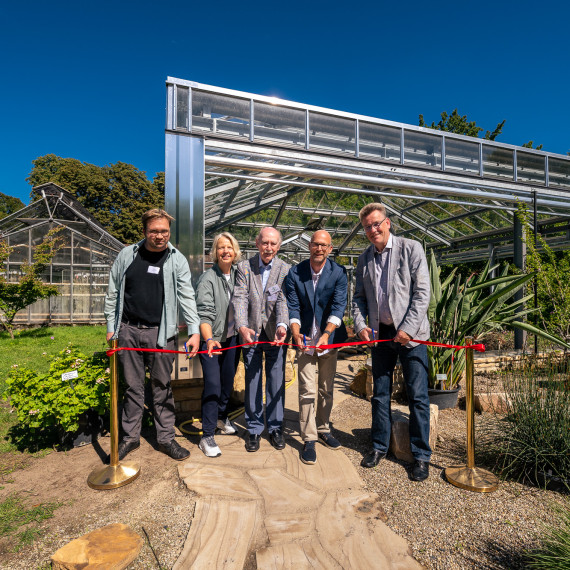 Fünf Personen durchschneiden ein Band zur Eröffnung des neuen Pelargonienhauses<address>&copy; Uni Münster - Thomas Mohn</address>
