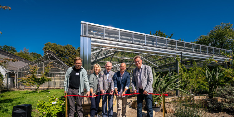 Fünf Personen durchschneiden ein Band zur Eröffnung des neuen Pelargonienhauses<address>&copy; Uni Münster - Thomas Mohn</address>