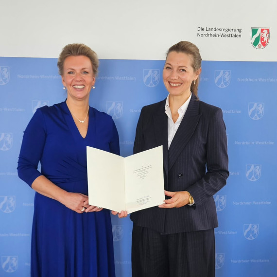 Ina Brandes überreichte Susanne Menzel-Riedl die Ernennungsurkunde.<address>&copy; E. Topp</address>
