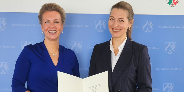 Ina Brandes überreichte Susanne Menzel-Riedl die Ernennungsurkunde.<address>&copy; E. Topp</address>