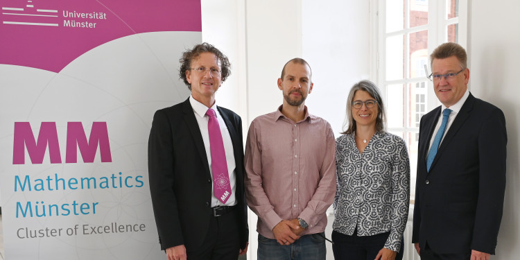 Freuen sich über die Eröffnung der zweiten Förderphase des Exzellenzclusters: Rektor Prof. Dr. Johannes Wessels (r.), die beiden Clustersprecher Prof. Dr. Mario Ohlberger (l.) und Prof. Dr. Thomas Nikolaus sowie die wissenschaftliche Geschäftsführerin Dr. Anne Schindler.<address>&copy; Uni MS - Victoria Liesche</address>