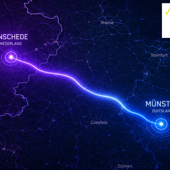Symbolbild: Landkarte im Dunkeln; die Städte Enschede und Münster sind durch eine leuchtende Linie verbunden.<address>&copy; Making ConneQtions</address>