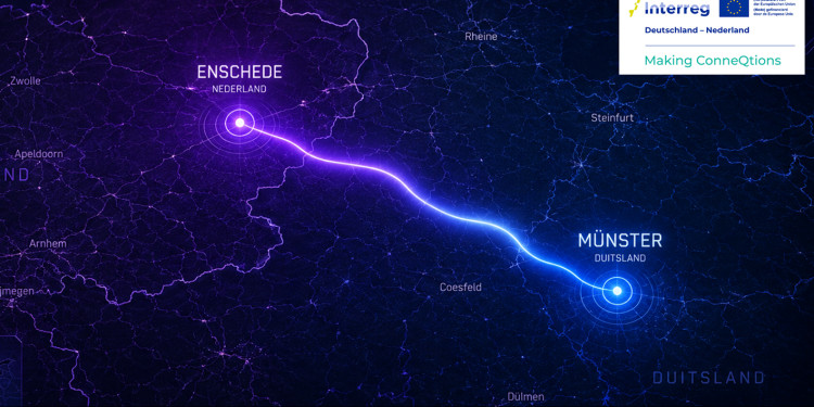 Symbolbild: Landkarte im Dunkeln; die Städte Enschede und Münster sind durch eine leuchtende Linie verbunden.<address>&copy; Making ConneQtions</address>