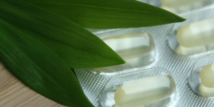 Ein Blister mit halbtransparenten Kapseln, daneben grüne Blätter<address>&copy; stock.adobe.com - goldbany</address>