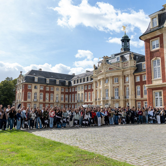 Around 200 young people are gathered in front of the university's main building.<address>&copy; Uni MS - Johannes Wulf</address>