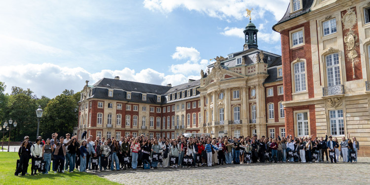 Around 200 young people are gathered in front of the university's main building.<address>&copy; Uni MS - Johannes Wulf</address>