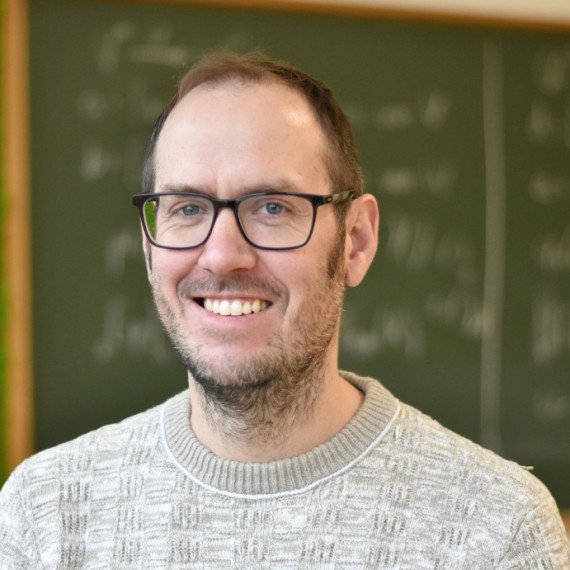 Prof. Dr. Christian Seis forscht an der Universität Münster im Bereich der Analysis und der partiellen Differentialgleichungen.<address>&copy; Uni MS – Victoria Liesche</address>