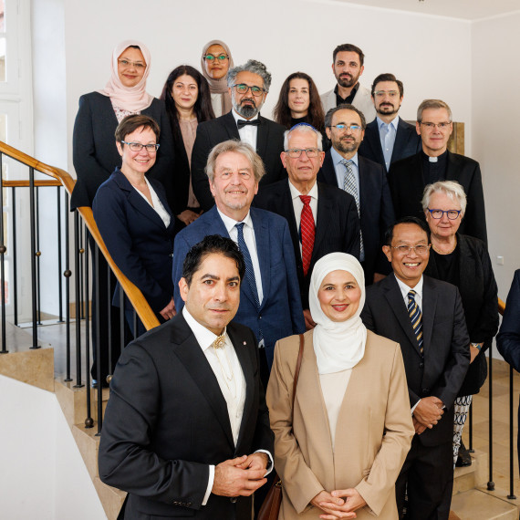 Rektor Prof. Dr. Johannes Wessels (r.) und Gründungsdekan Prof. Dr. Mouhanad Khorchide (vorne l.) begrüßten die Ehrengäste.<address>&copy; Uni MS - Peter Leßmann</address>