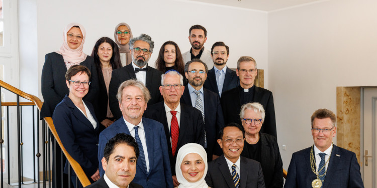 Rektor Prof. Dr. Johannes Wessels (r.) und Gründungsdekan Prof. Dr. Mouhanad Khorchide (vorne l.) begrüßten die Ehrengäste.<address>&copy; Uni MS - Peter Leßmann</address>