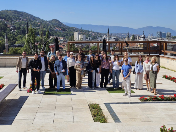 Die Teilnehmerinnen und Teilnehmer der Exkursion nutzten den Besuch im Büro für Außenbeziehungen und Diaspora der islamischen Gemeinschaft, um ein Gruppenfoto auf der Dachterrasse zu machen.<address>&copy; Uni MS - Brigitte Heeke</address>