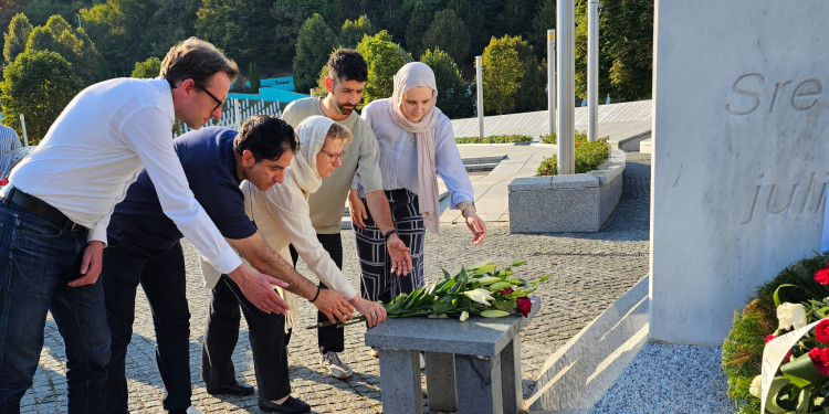 Sylvia Löhrmann (Mitte), Antisemitismus-Beauftragte des Landes Nordrhein-Westfalen, legte gemeinsam mit Ludger Hiepel, Mouhanad Khorchide, Boaz Munz und Amina Kišić (v. l.) Lilien am Gedenkstein des Srebrenica-Friedhofs nieder.<address>&copy; Uni MS - Brigitte Heeke</address>