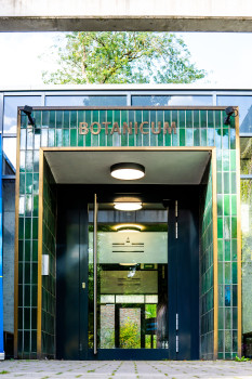 Das Bild zeigt den Eingang des „Botanicums“.<address>&copy; Uni MS - André Bednarz</address>