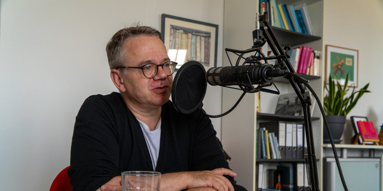 Prof. Dr. Thorsten Quandt am Podcast-Mikrofon<address>&copy; Uni MS - Linus Peikenkamp</address>