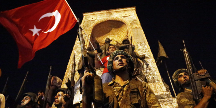Auf dem Foto sind Demonstranten und Soldaten zu sehen.<address>&copy; picture alliance / dpa | Sedat Suna</address>
