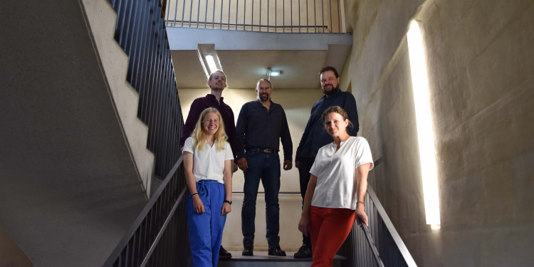 Zu sehen ist ein Teil des Teams aus dem Zentrum für Wissenschaftstheorie auf einer Treppe im Philosophikum.<address>&copy; Uni MS - André Bednarz</address>