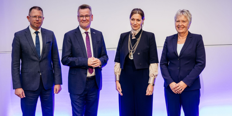 Wechsel an der Hochschulspitze: Seit dem 1. Oktober ist Prof. Dr. Susanne Menzel-Riedl (3.v.l.) Rektorin der Universität Münster und Nachfolgerin von Prof. Dr. Johannes Wessels (2.v.l.). Prof. Dr. Hinnerk Wißmann, Vorsitzender des Senats, und Dr. Elke Topp, Vorsitzende des Hochschulrats, gratulierten der neuen Amtsinhaberin.<address>&copy; Uni MS - Christoph Steinweg</address>