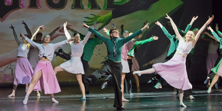 Zu sehen ist ein Auftritt der „Bliss Dance Crew – It’s Magic“ bei der Abschlussgala des Festivals „Neue Wände“ im Mai 2026.<address>&copy; Ralf Emmerich</address>