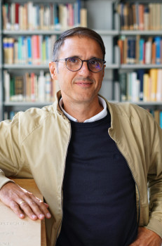 Zu sehen ist ein Porträt von Javier García Albero.<address>&copy; Dr. Timothée Pirard</address>