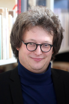 Zu sehen ist ein Porträt von Prof. Dr. Carl De Strycker.<address>&copy; Kristof Ghysselinck</address>