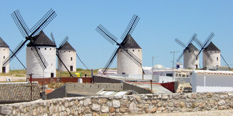 Zu sehen sind Windmühlen an der Ruta de Don Quijote.<address>&copy; wikimedia | Lourdes Cardenal</address>