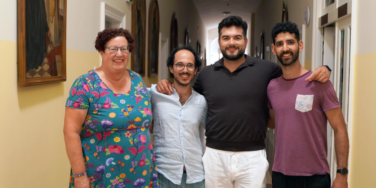 Zu sehen sind die Kerstin Bley, Avi Liberman, Abdulkerim Şenel und Boaz Munz im Flur der Fakultät.<address>&copy; Uni MS - Brigitte Heeke</address>