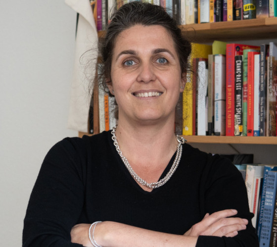 Silvia Schultermandl lächelt in die Kamera. Sie hat dunkelbraunes, zusammengebundenes Haar.<address>&copy; Brigitte Heeke</address>