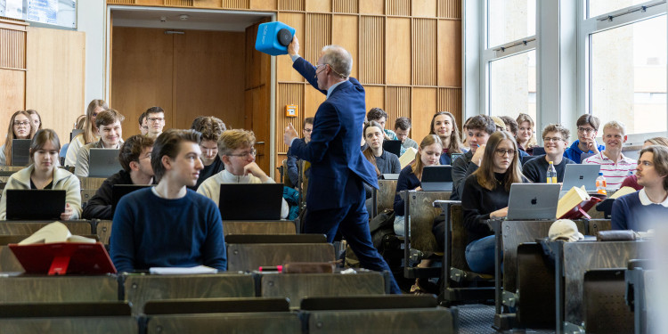 Vorlesungen gehören zum Kern der rechtswissenschaftlichen Lehre – wie lebhaft und nahbar dieses Format sein kann, beweist unter anderem Studiendekan Prof. Dr. Gernot Sydow.<address>&copy; Uni MS - Linus Peikenkamp</address>