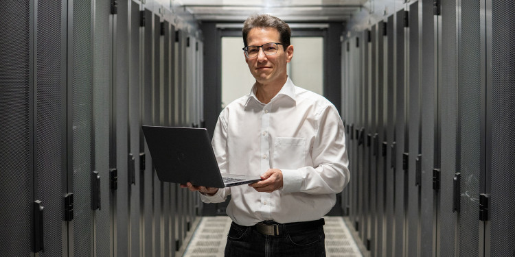 Prof. Dr. Zoltán Mann befasst sich mit der Sicherheit digitaler Systeme. Im Serverraum der Universität Münster trifft seine Forschung auf die technische Realität digitaler Infrastrukturen.<address>&copy; Uni MS - Johannes Wulf</address>