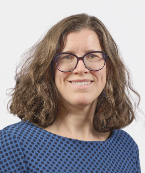 Corinna Norrick-Rühl lächelt in die Kamera. Sie trägt eine schwarze Brille und schulterlanges, braunes Haar.<address>&copy; Fabian Winter</address>