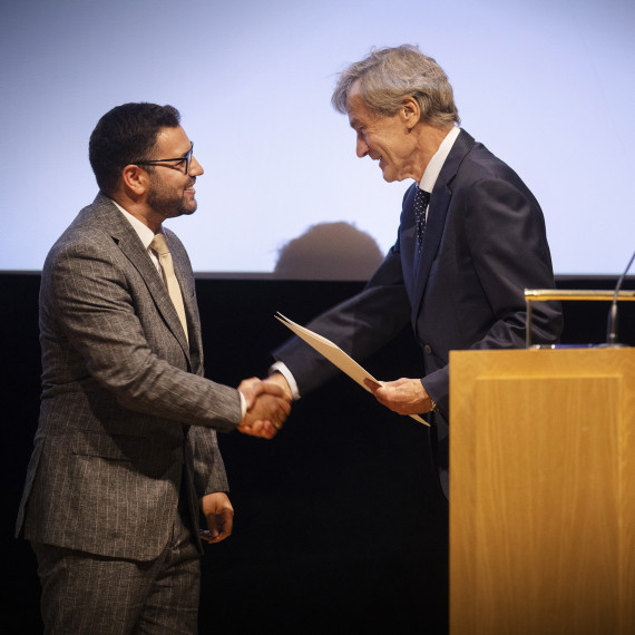 Auf dem Foto sind der Preisträger Dr. Halil Emre Uçar und der Akademiepräsident Prof. Dr. Gerd Heusch zu sehen.<address>&copy; AWK - Bettina Engel-Albustin</address>