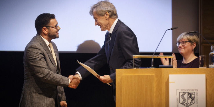 Auf dem Foto sind der Preisträger Dr. Halil Emre Uçar und der Akademiepräsident Prof. Dr. Gerd Heusch zu sehen.<address>&copy; AWK - Bettina Engel-Albustin</address>