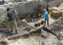  Mitarbeiter der Stadtarchäologie bei der Arbeit