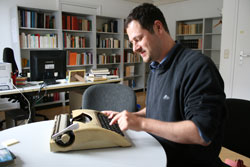Prof. Sprenger mit seiner Schreibmaschine